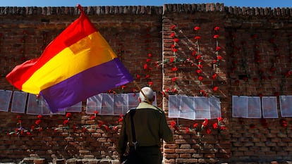 Un hombre con la bandera republicana en Madrid en un homenaje a los fusilados por el franquismo.