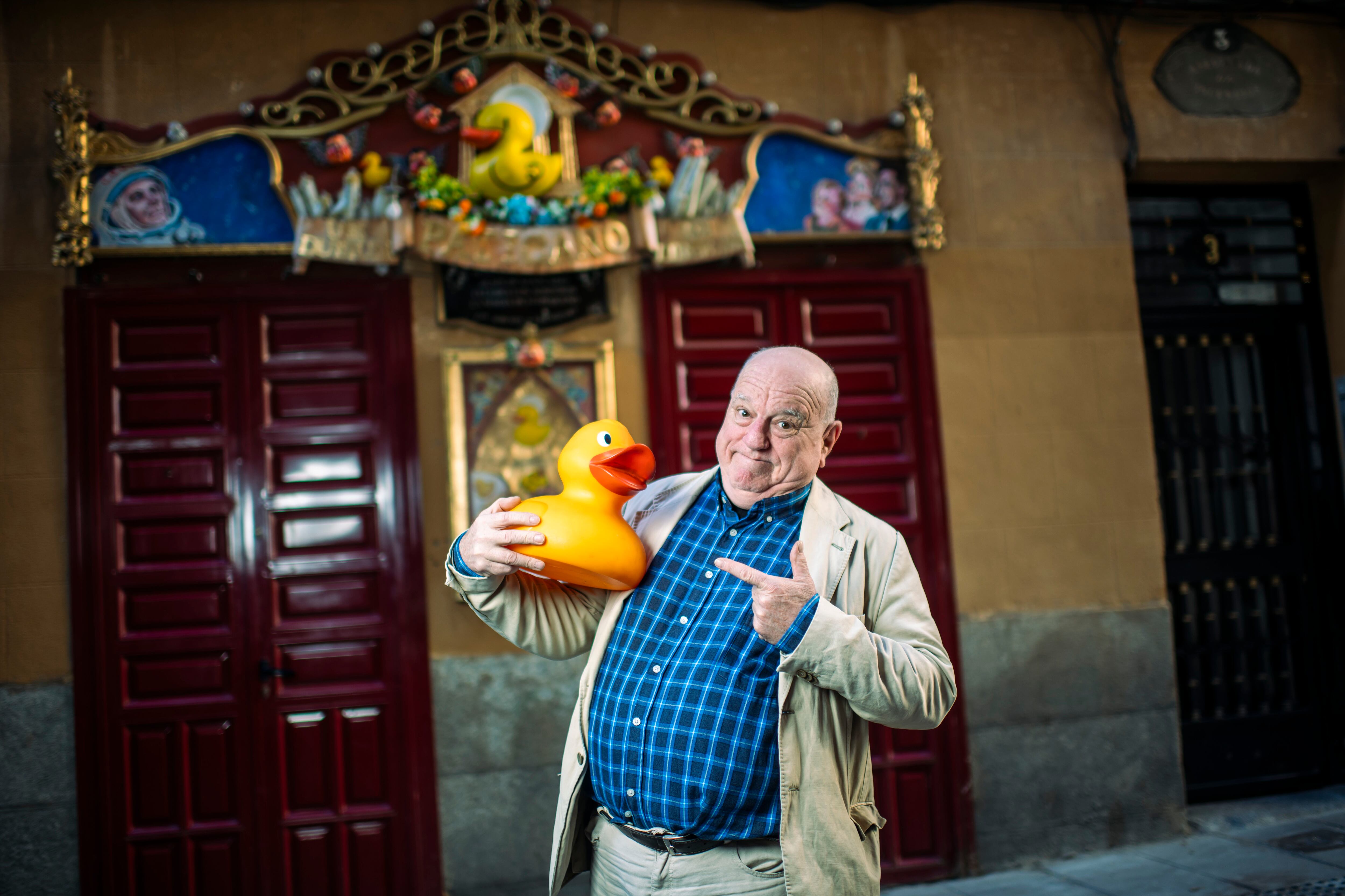 Leo Bassi posa con uno de sus patitos de goma frente al Paticano.