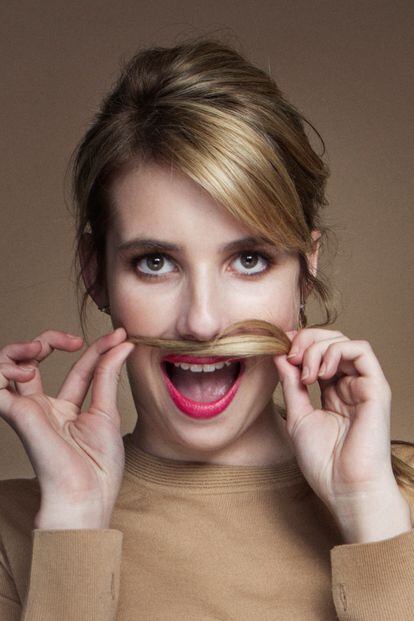 Emma Roberts coloca parte de su pelo a modo de bigote.