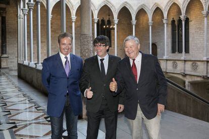 El presidente de la Generalitat de Cataluña, Carles Puigdemont, con los congresitas de Estados Unidos D. Rohrabacher y B. Higgins.