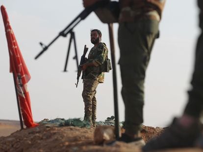 Varios miembros de las Fuerzas de Movilización Popular de Irak montan guardia en la frontera con Siria.