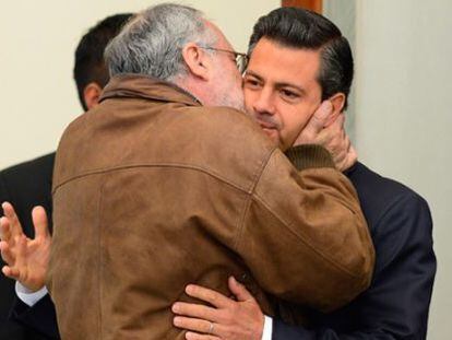 Javier Sicilia abraza a Enrique Pe&ntilde;a Nieto, cuando todav&iacute;a era candidato en 2012.