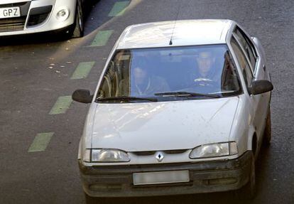 Uno de los vehículos que transporta a toxicómanos a las zonas de venta de drogas desde Embajadores.