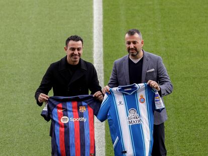 Xavi Hernández y Diego Martínez posan con las camisetas de sus equipos en la foto oficial previa al derbi entre Barcelona y Espanyol.