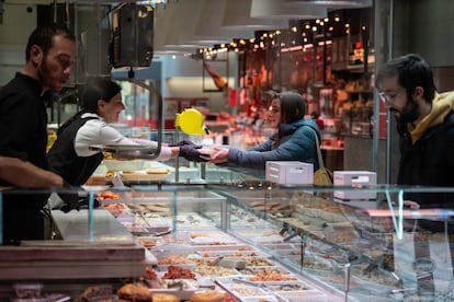 Compras en el mercado de Sant Antoni en Barcelona, el pasado martes.