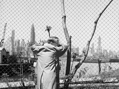 Truman Capote posa en Brooklyn, con Manhattan al fondo, en marzo de 1958.