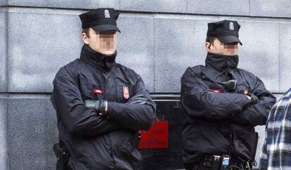 Dos agentes de la Polic&iacute;a Foral de Navarra, en una foto de archivo. 