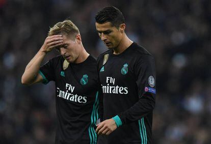 Kroos (I) y Cristiano Ronaldo cabizbajo en Wembley donde el Madrid perdi&oacute; 3-1. 