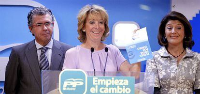 Francisco Granados, Esperanza Aguirre y Gádor Ongil, durante la rueda de prensa tras la reunión del comité de dirección del PP de Madrid.