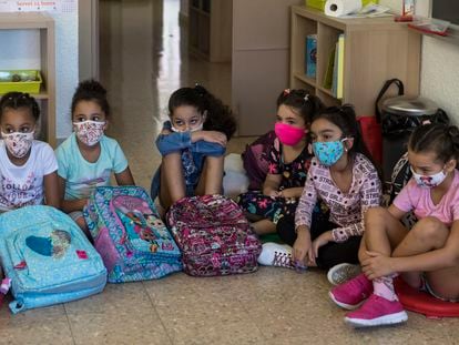 Alumnas en el primer día de clase tras la reapertura de los colegios en septiembre de 2020 en una escuela pública de Barcelona.