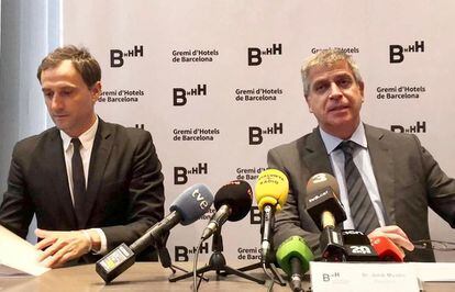 A la derecha, Jordi Mestre, presidente del Gremio de Hoteleros de Barcelona, y Manel Casals, director del gremio.
