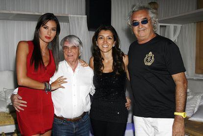De izquierda a derecha, Elisabetta Gregoraci, Bernie Ecclestone, Fabiana Flosi y Flavio Briatore.