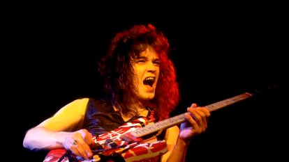 Eddie Van Halen actuando con Van Halen en el Aragon Ballroom de Chicago el 26 de abril de 1979.