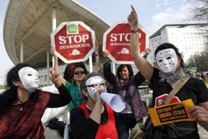 Miembros de la plataforma Stop Desahucios, en el exterior del palacio de congresos de Valencia.