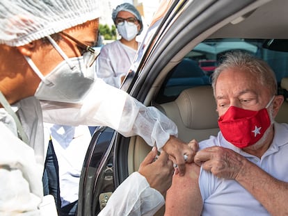 El expresidente Lula recibe la primera dosis de la vacuna del coronavirus este sábado en São Bernardo do Campo.