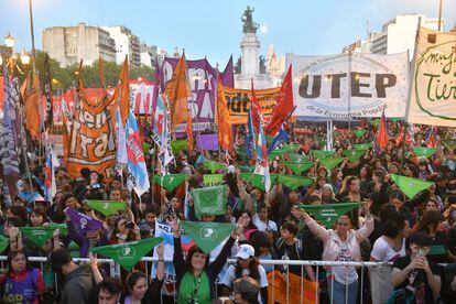 colectivos feministas protestan contra Milei