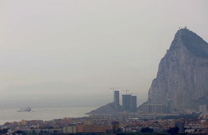 El granelero está siendo asistido por buques de Gibraltar y de Salvamento Marítimo español. 