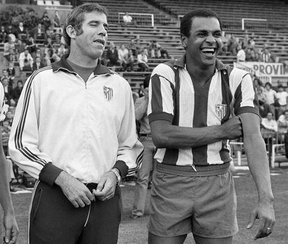 Luis Aragonés, junto a Luiz Pereira, en un entrenamiento en 1975.