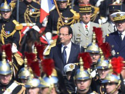 François Hollande pasa revista en el desfile militar en los Campos Elíseos.