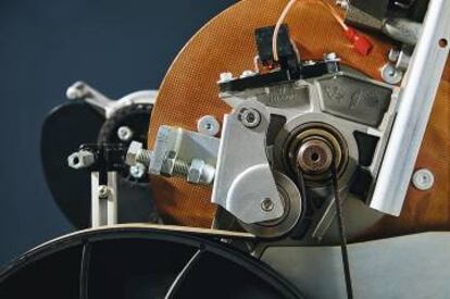 Arriba, pieza sin montar de una cinta de correr de Technogym. Abajo, detalle del interior de una bicicleta estática.