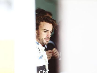 Fernando Alonso, en el box de McLaren.