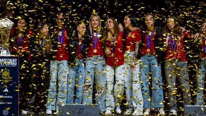 Jugadoras y cuerpo técnico de la selección española celebran en Madrid el triunfo en la Liga de Naciones.