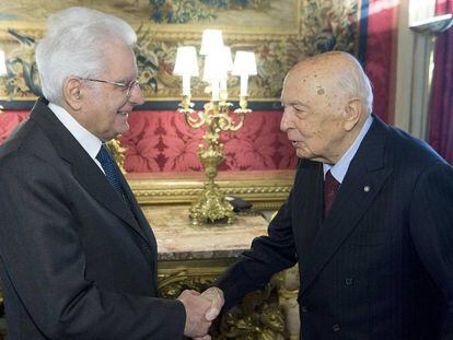 El jefe del Estado, Sergio Mattarella (izquierda) saluda a su predecesor en el cargo, Giorgio Napolitano.