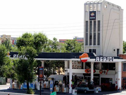 Gasolinera proyectada por Fern&aacute;ndez-Shaw en la avenida de Arag&oacute;n de Madrid.