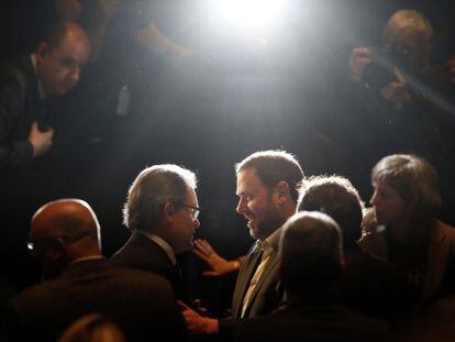 Artur Mas i Oriol Junqueras se saluden abans de la conferència d'ahir.