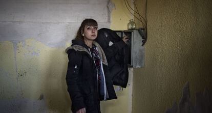 Carmen López, de 18 años, comprueba la instalación eléctrica tras un apagón en la cafetería del centro social La Atalaya.