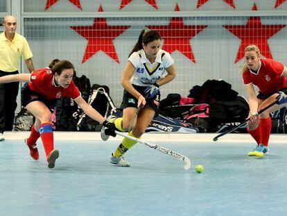 Jugadoras del SPV 51, con indumentaria roja, en un partido contra el Club de Campo.