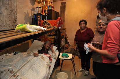 Silveria Mamani, de 102 años, junto a sus hijas, en su casa en el barrio Cildañez.