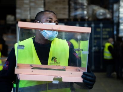 Un operario transporta material electoral para los próximos comicios a en un almacén del Ayuntamiento de Barcelona.