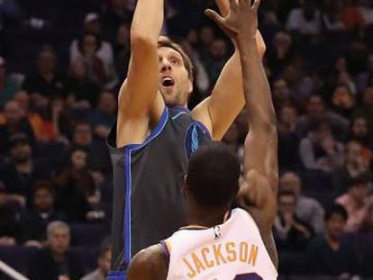 Nowitzki, ante Phoenix Suns