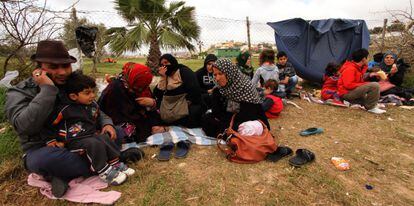 Un grupo de refugiados sirios de Alepo acogidos en el Centro de Estancia Temporal de Inmigrantes de la ciudad autónoma, a donde han llegado tras salir de su país por la guerra.