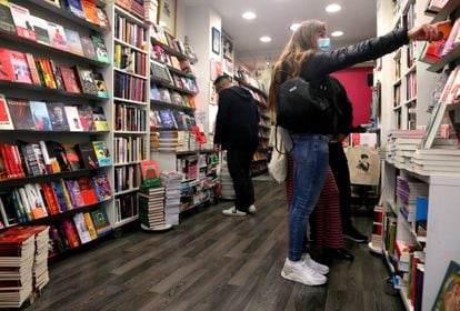 Varios clientes en la librería Berkana de Madrid, en abril. 