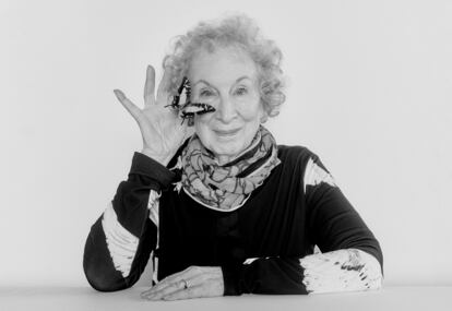 ¡¡OJO PRECIO ESPECIAL. CONSULTAR CON LA AGENCIA CONTACTO ANTES DE PUBLICAR !! Author Margaret Atwood at a studio in Toronto, Nov. 14, 2022. Atwood is one of the world's foremost writers of dystopian literature, but also a profound optimist and pragmatist, and shortly before she turned 83 last month, taught an eight-week course, "Practical Utopias," on Disco, an online learning platform in Canada.,Image: 742897744, License: Rights-managed, Restrictions: SPECIAL FEE APPLIES, Model Release: no, Credit line: LUIS MORA ( New York Times / ContactoPhoto)