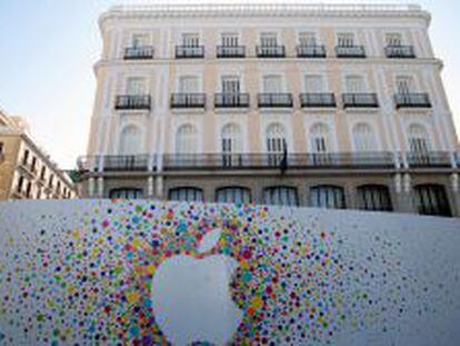 Un cartel anuncia la inminente apertura de la tienda de Apple en la Puerta del Sol en Madrid.
