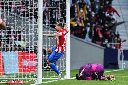 Correa empuja su segundo gol en el Atlético-Rayo Vallecano disputado este domingo en el Wanda Metropolitano.