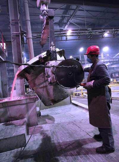 Un obrero vigila el proceso de fundición del aluminio.