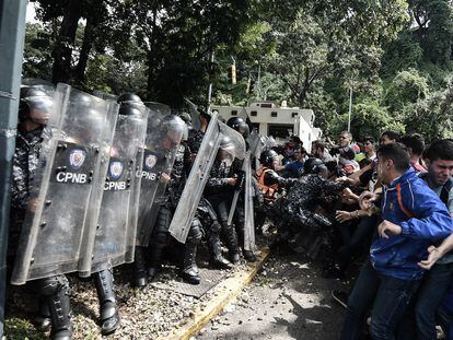 Policías antimotines se enfrentan con estudiantes en una protesta en Caracas (Venezuela), en noviembre de 2019.