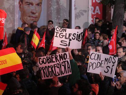 Simpatizantes con carteles la noche electoral en la sede del PSOE. En vídeo, los resultados y las reacciones del 10-N.