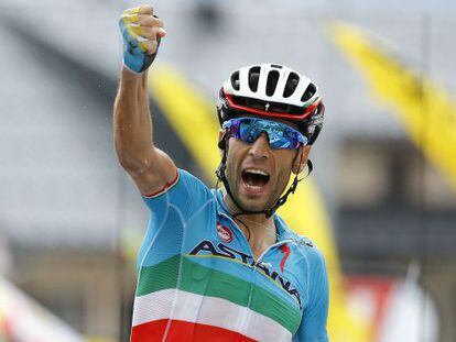 Vincenzo Nibali celebra con rabia la victoria de etapa