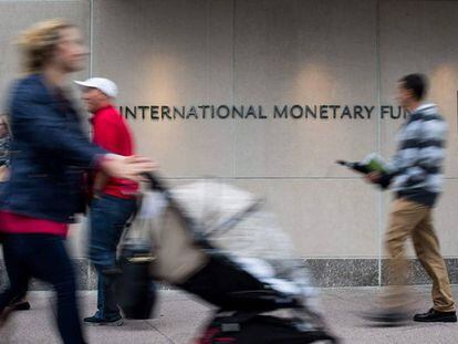 Transeúntes pasan frente a la sede del FMI en Washington.