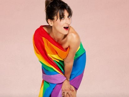 Susi Caramelo, envuelta en la bandera LGTBI en el primer capítulo de su serie 'Caramelo' en Movistar+.