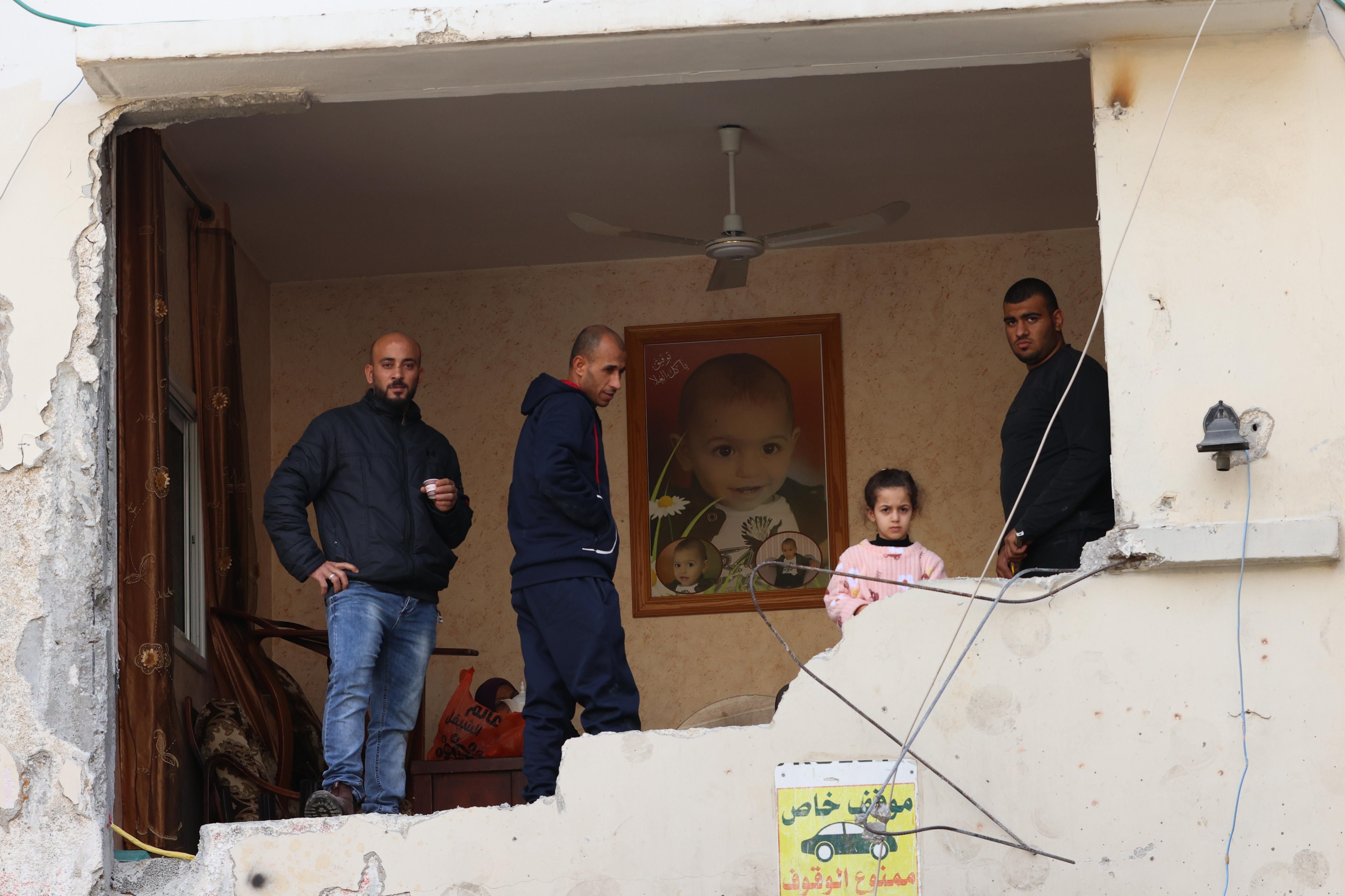 Tulkarem (-), 31/12/2023.- Palestinians inspect the damage following an Israeli army raid at Nur Shams refugee camp, near the West Bank city of Tulkarem, 31 December 2023. According to the Palestinian Health Ministry, at least 18 Palestinians were wounded during the raid. EFE/EPA/ALAA BADARNEH
