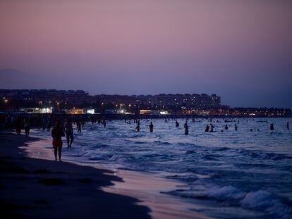 Numerosos bañistas en la playa de la Malvarrosa de Valencia, a principios de agosto, para paliar el calor.