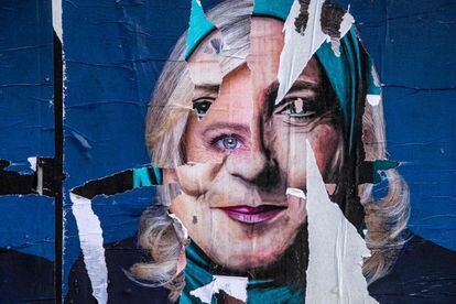 Restos de un cartel electoral de Marine Le Pen, en París, el pasado 9 de abril.