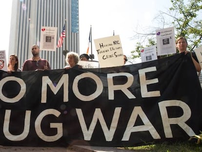 Varios manifestantes protestan durante la crisis de los opi&aacute;ceos que asola Estados Unidos.  