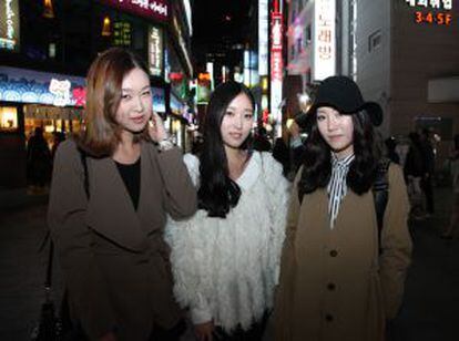 Chicas coreanas en el barrio de Insadong, en Seúl.